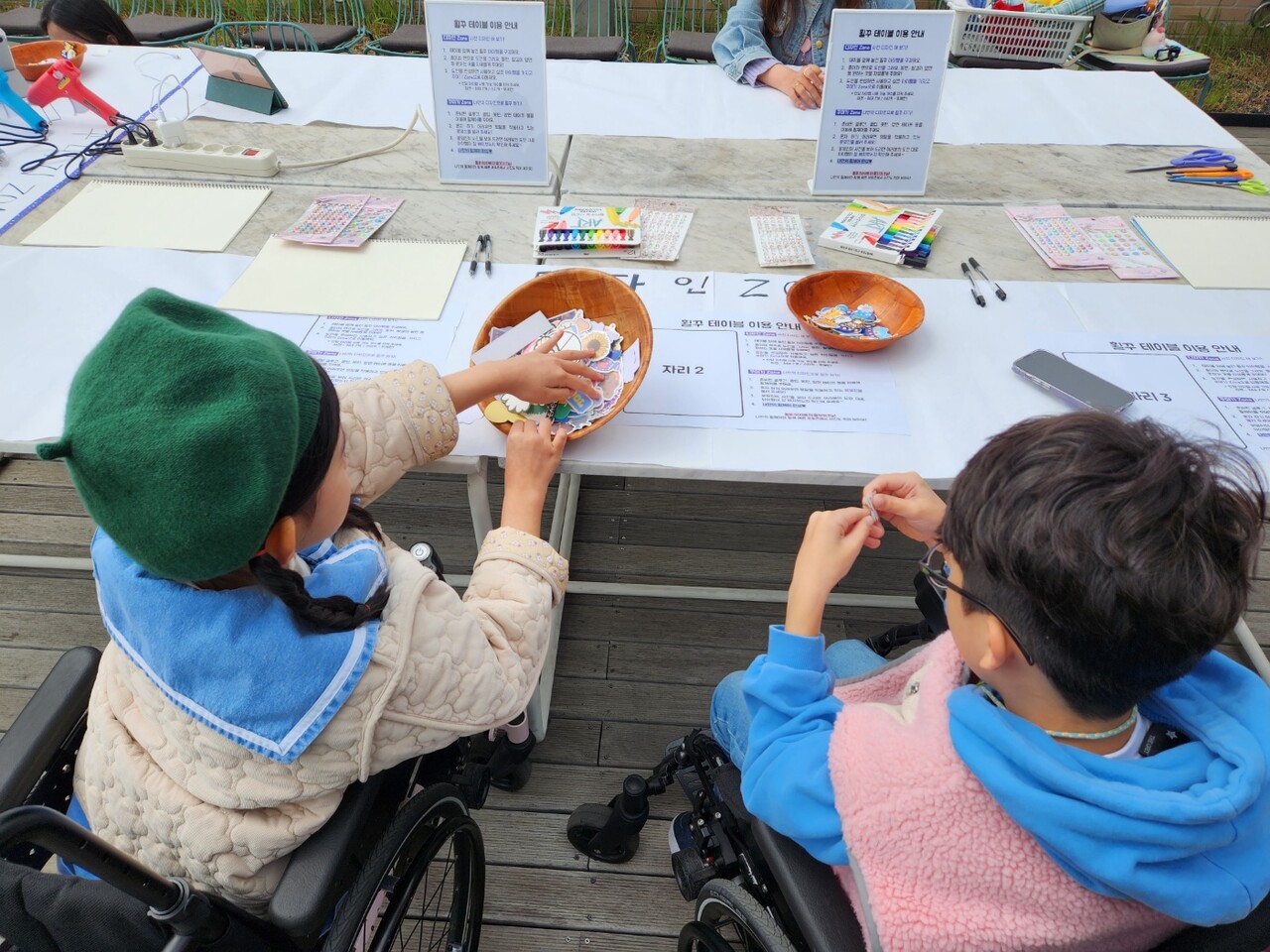 행사에 참여한 아동들이 휠체어 꾸미기 행사에 참여하고 있다./사진=박미리 기자 
