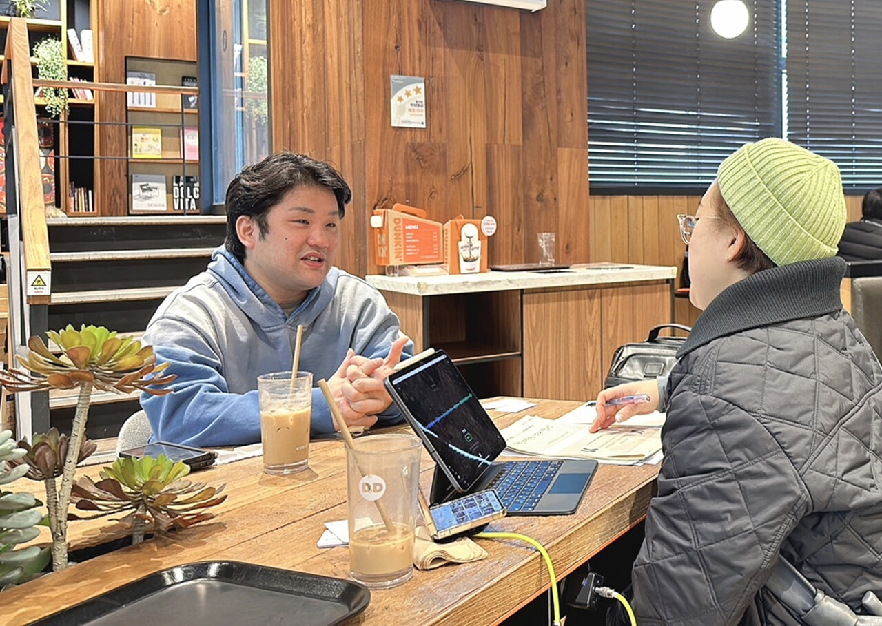 권기효 멘토리 대표(=왼쪽)과 인터뷰를 하고 있는 모습. /사진=김현희 에디터