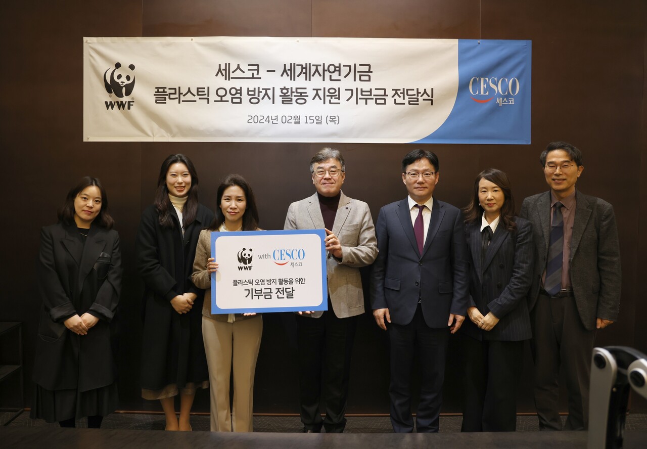세스코 임직원이 지구 환경 보전을 위해 적립한 기부금을 WWF(세계자연기금)에 전달하고 WWF 박민혜 사무총장(왼쪽에서 세번째)과 기념사진을 촬영하고 있다 / 제공=세스코