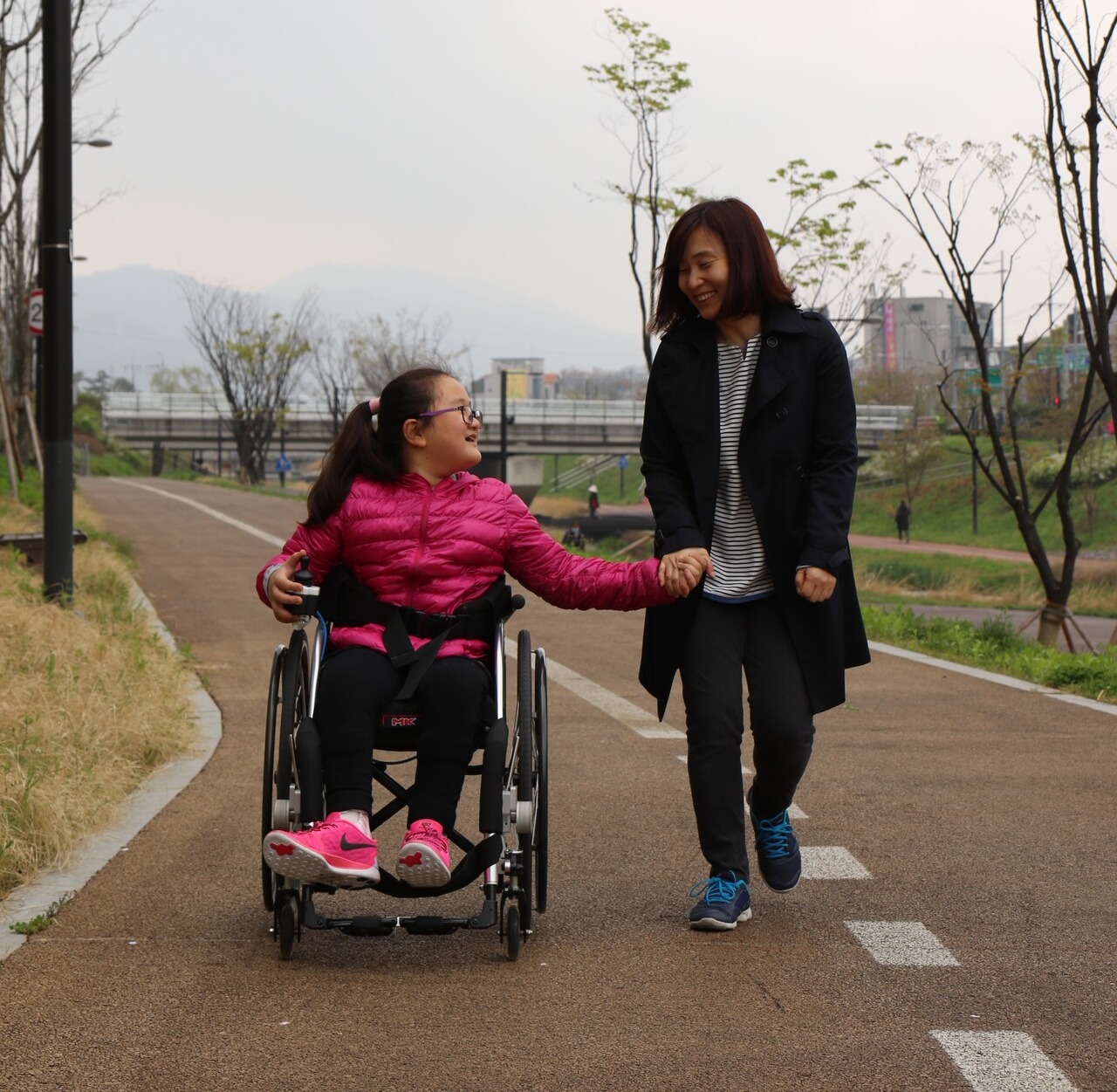 무의 홍윤희 이사장(오른쪽)과  딸 지민이는 서울 곳곳을 다니며 휠체어 이동의 어려움을 콘텐츠로 담아냈다. / 제공=홍윤희 이사장