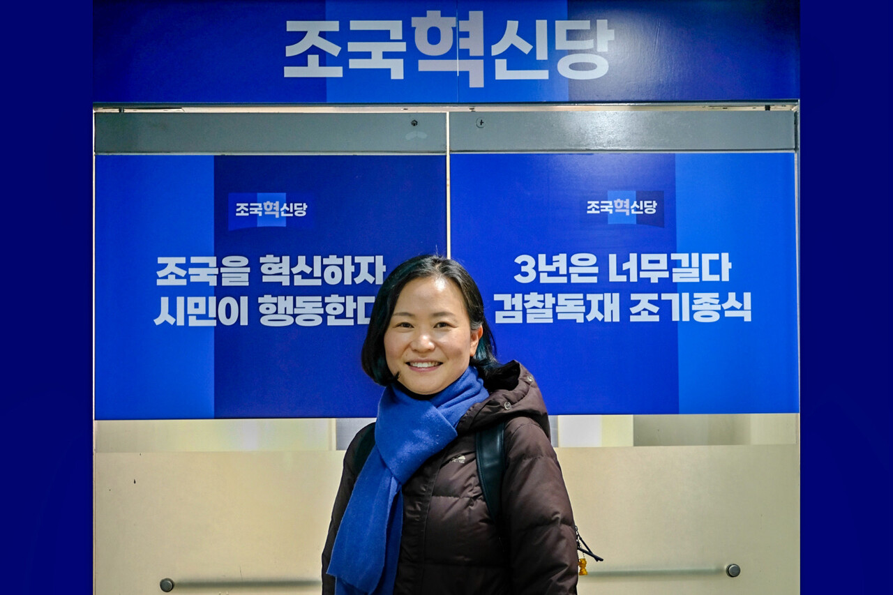 당 사무실 앞에서 환한 미소를 짓고 있는 이해민 위원장. /사진=염지현 기자