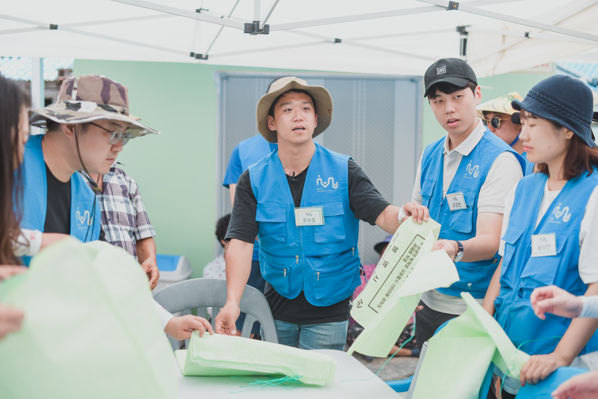 지난 2019년 11월, 경남 통영 학림도에 해양 쓰레기를 주으러 모인 봉사활동 참가자들에게 윤승철 대표(가운데)가 공지사항을 전달하고 있다. /제공=섬즈업