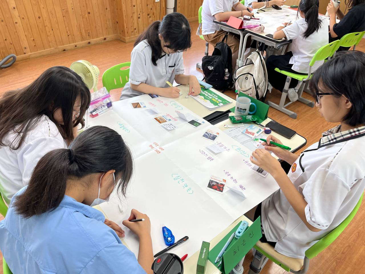 함평여자중학교 학생들이 팀별 활동을 하는 모습. /제공=푸른아시아