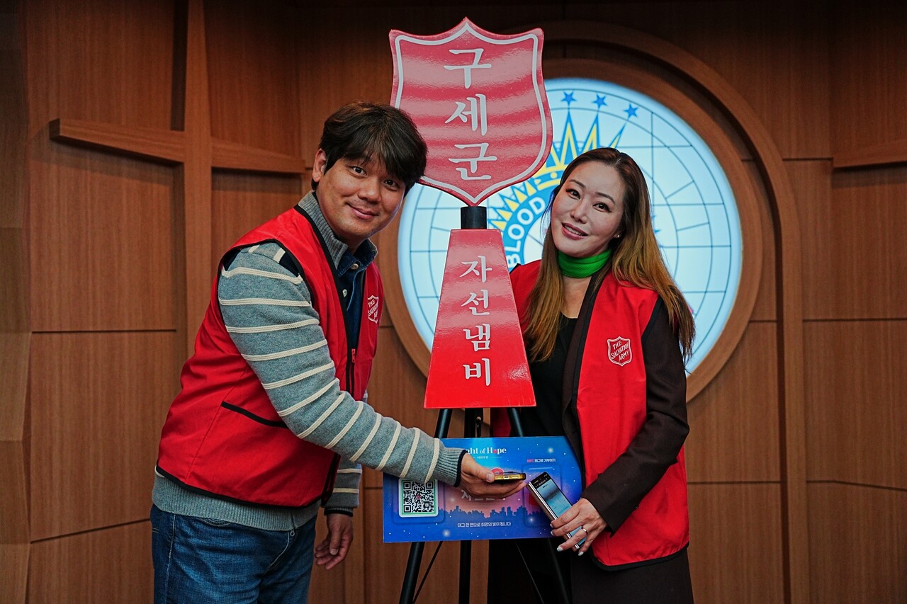 김진철 홍보대사(왼쪽)와 이사벨 홍보대사가 구세군 NFC 기부를 시연하고 있다. /제공=구세