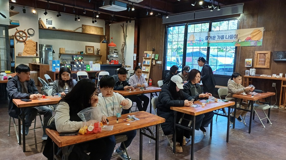 ‘즐거운 나들이’ 프로그램의 일환인 ‘행운 부적 만들기’ 활동 중인 가족들의 모습. /제공=송파구청소년지원센터 꿈드림