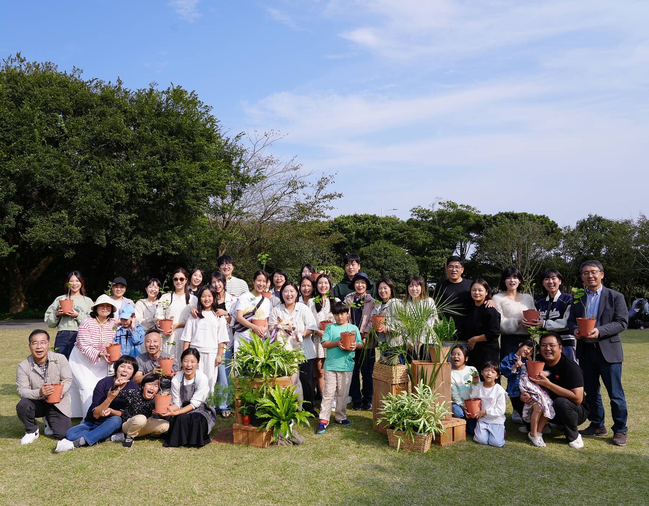‘제주의 자연과 함께한 10년’ 이니스프리 모음재단이 올해로 설립 10주년을 맞았다. 재단은 창업주 고(故) 서성환 선대 회장의 ‘제주의 돌 하나, 나무 한 그루도 원형 그대로 보전해야 한다’는 철학을 바탕으로 제주의 자연과 사람을 지키는 공익 활동을 꾸준히 이어왔다. 2023년 재단은 제주 도민들에게 황근 묘목을 배포했다. 도민들은 가정에서 묘목을 키운 뒤 2024년 비양도에 함께 심으며 생태 복원에 참여했다. /제공=이니스프리 모음재단