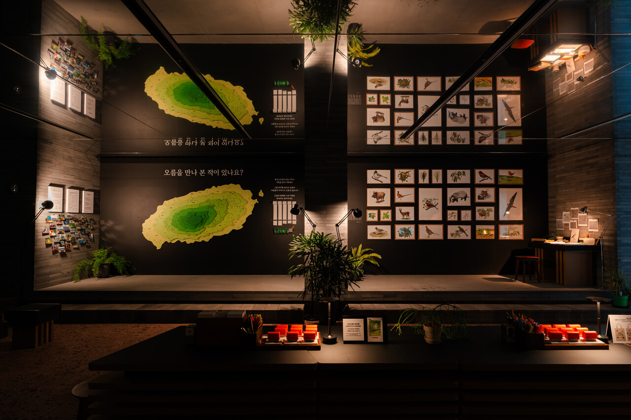 ‘제주의 미래를 키운 10년’ 이니스프리 모음재단이 올해로 설립 10주년을 맞았다. 재단은 창업주 고(故) 서성환 선대 회장의 ‘제주의 돌 하나, 나무 한 그루도 원형 그대로 보전해야 한다’는 철학을 바탕으로 제주의 자연과 사람을 지키는 공익 활동을 꾸준히 이어왔다. 제주의 자연유산을 기록하고 알리는 ‘어승생오름, 자연을 걷다’ 프로젝트는 2021년 오름 연구 지원을 시작으로 2023년 도서 출간, 2024년 제주·부산 전시로 이어졌다. 과학적 연구 결과를 시각예술·체험 콘텐츠로 확장해 제주 자연유산의 보전, 교육, 문화적 가치를 동시에 강화했다는 평가를 받았다. /제공=이니스프리 모음재단