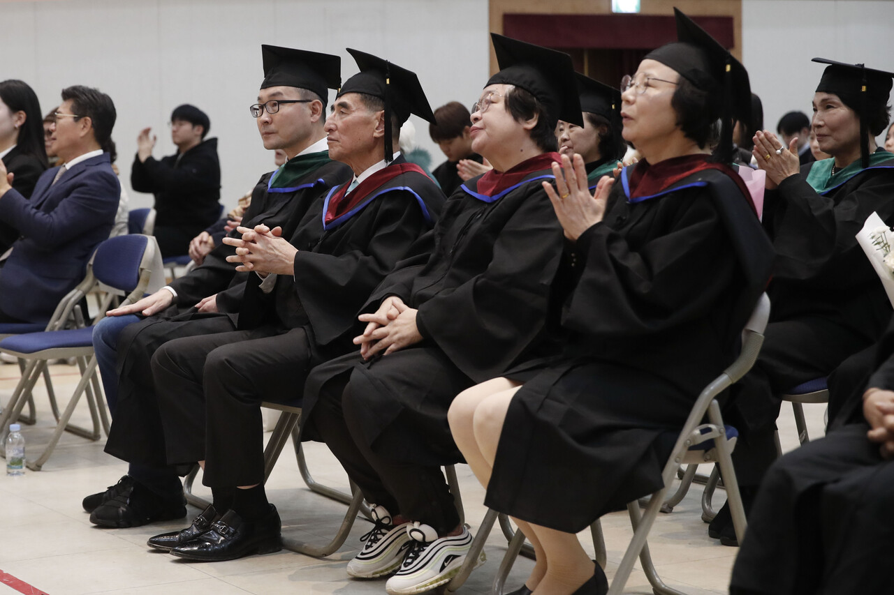 서울샛별학교 졸업생들이 박수를 치고 있다. /제공=서울샛별학교