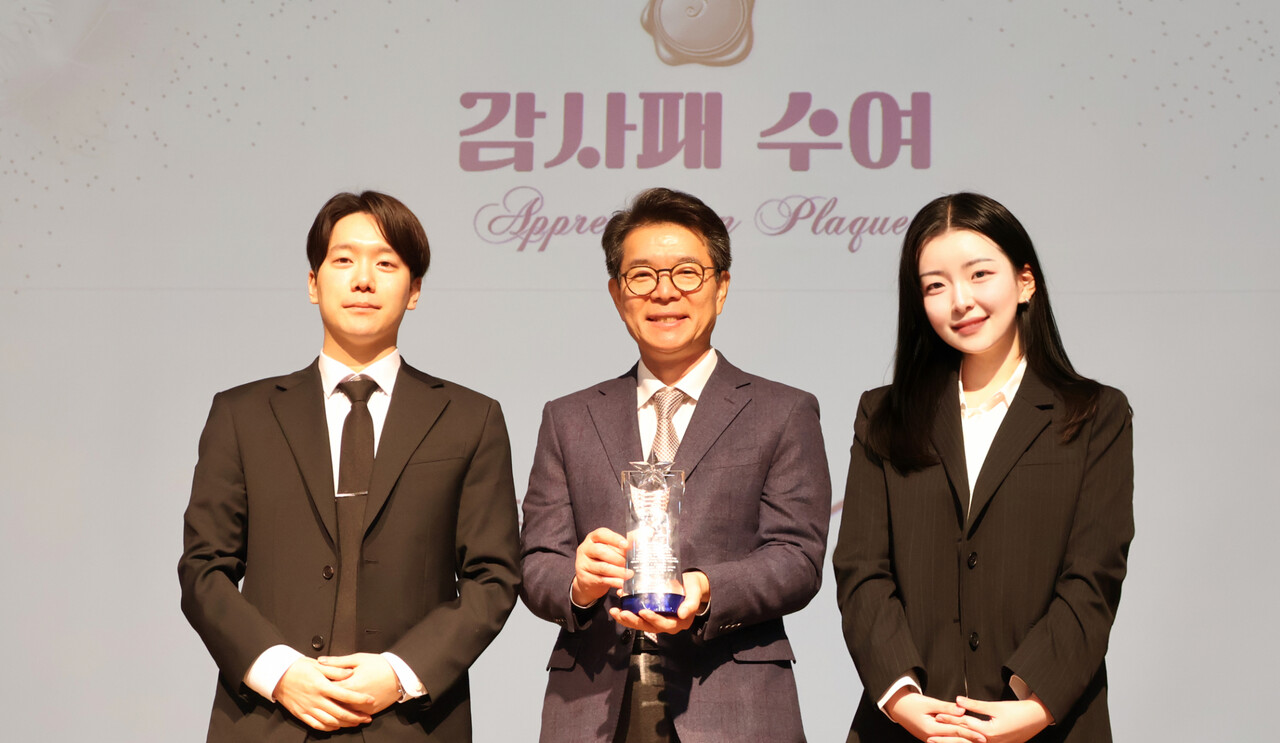 서울샛별학교가 성동구 정원오 구청장(가운데)에게 감사패를 수여했다. /제공=서울샛별학교