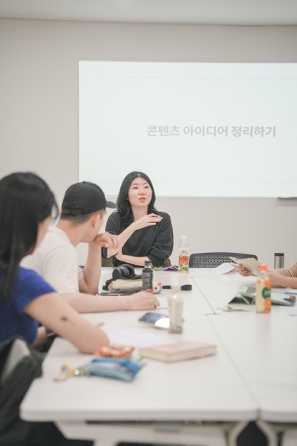 ‘주간 내일’ 워크숍 현장. 9명의 내일지망생이 각자의 관심사와 경험을 바탕으로 프로그램을 구성해 퍼스널컬러 컨설팅, 키링 제작, 심리 가계부 작성, 디자인 실습 등 다채로운 주제의 워크숍이 이어졌다. /제공=니트생활자