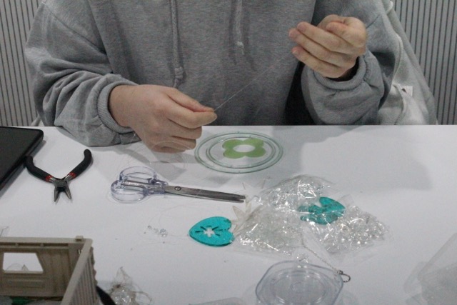 ‘주간 내일’ 워크숍 현장. 9명의 내일지망생이 각자의 관심사와 경험을 바탕으로 프로그램을 구성해 퍼스널컬러 컨설팅, 키링 제작, 심리 가계부 작성, 디자인 실습 등 다채로운 주제의 워크숍이 이어졌다. /제공=니트생활자