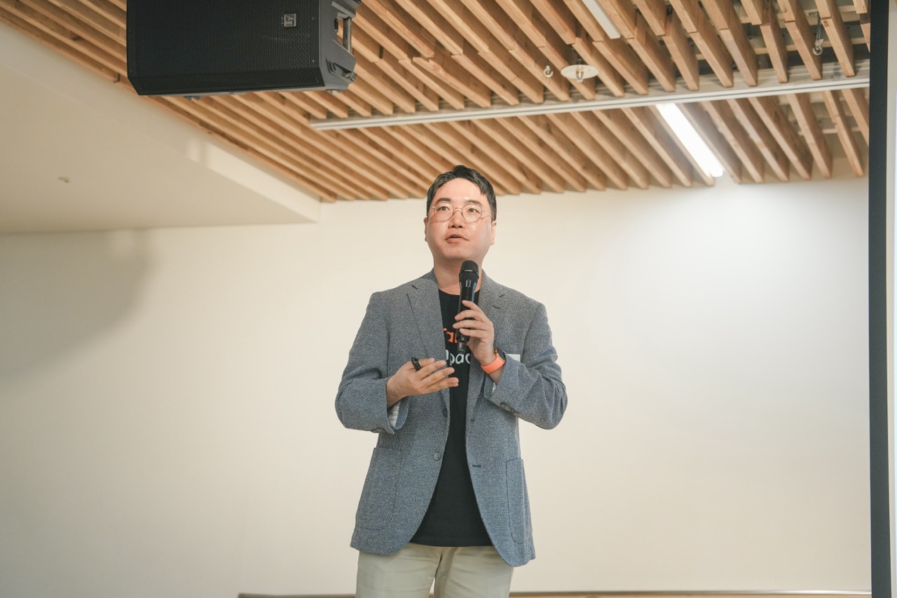 마이오렌지 조성도 대표가 임팩트 측정을 쉽고 대중적인 임팩트 자가 측정에 대한 고민을 청중에게 나누고 있다. /사진=조태현 작가