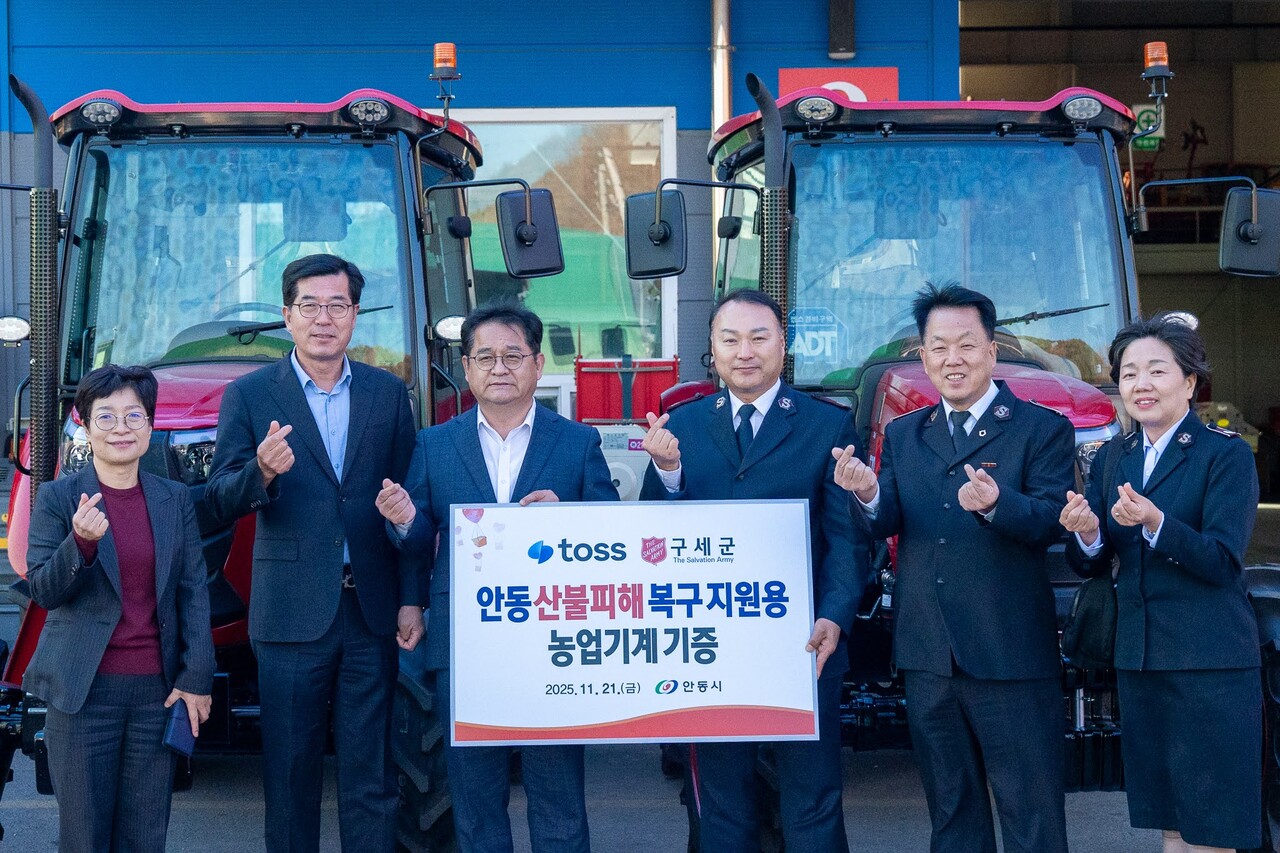 (왼쪽부터) 안동시 신창희 영농지원과장, 농업기술센터 전종호 소장, 안동시 장철웅 부시장, 구세군 경북지방본영 한승호 장관, 구세군 커뮤니케이션스국 홍봉식 국장, 커뮤니케이션스국 이은희 부국장. /제공=구세군